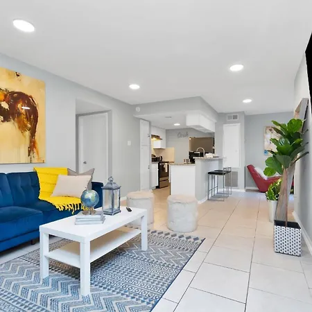 Highly Rated 2 Bedroom Condo With Private Patio & Reserved Parking